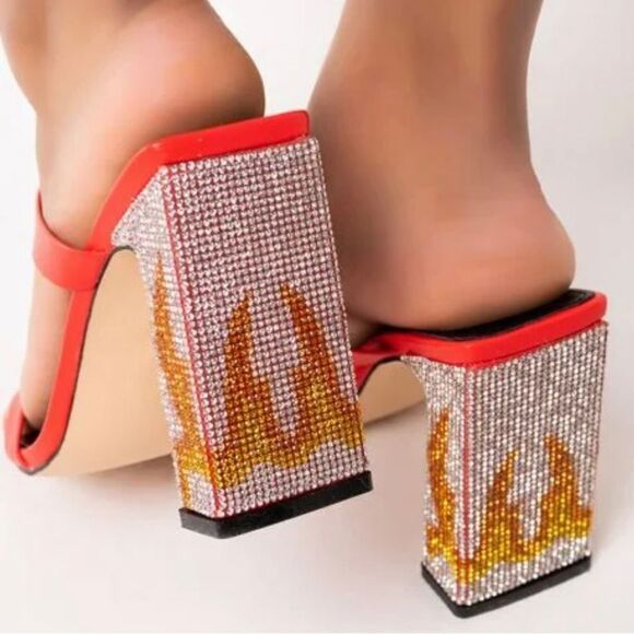 ***BRAND NEW**** Spice it up Chunky Sandal in Red. Size 7, 4.25” heel height. - Picture 2 of 6